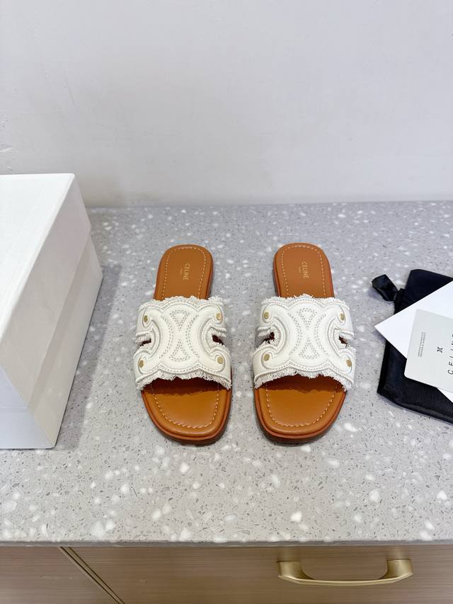 Celine 塞琳 25Ss春夏新款 复古 平底 拖鞋 凯旋门英伦风平底微标拖鞋 简约大气时髦 耐看不过时 是时尚圈永不退潮的经典所在，复古的英伦风格，让你穿出