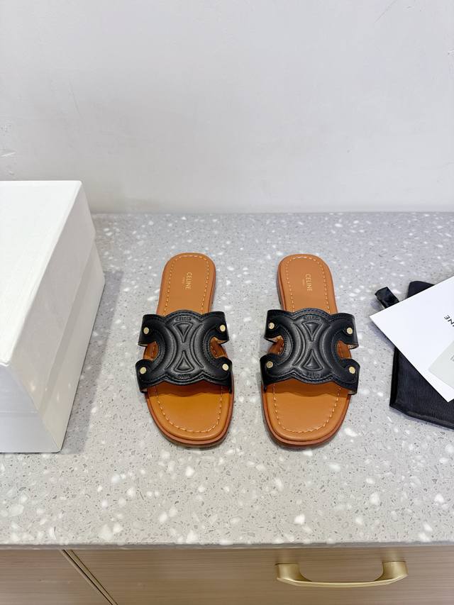 Celine 塞琳 25Ss春夏新款 复古 平底 拖鞋 凯旋门英伦风平底微标拖鞋 简约大气时髦 耐看不过时 是时尚圈永不退潮的经典所在，复古的英伦风格，让你穿出
