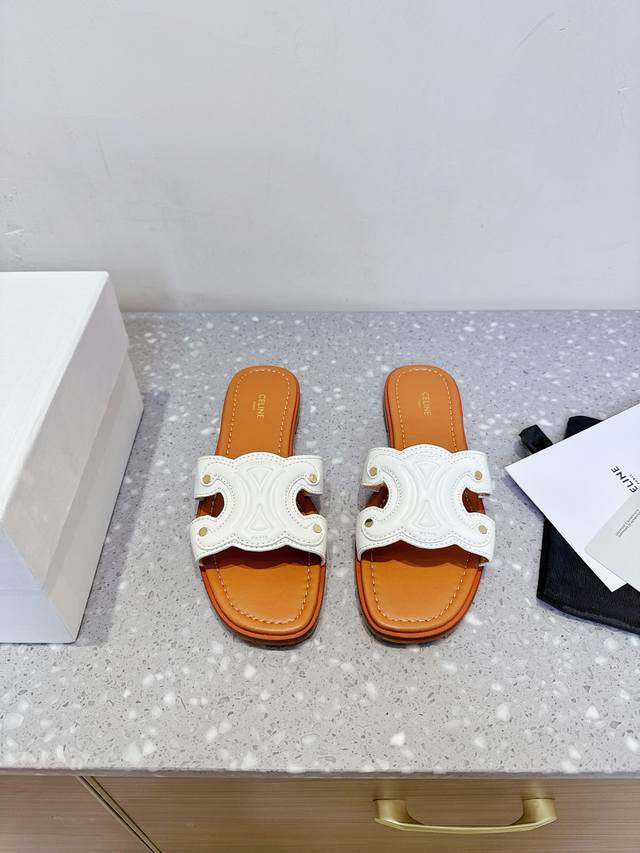 Celine 塞琳 25Ss春夏新款 复古 平底 拖鞋 凯旋门英伦风平底微标拖鞋 简约大气时髦 耐看不过时 是时尚圈永不退潮的经典所在，复古的英伦风格，让你穿出