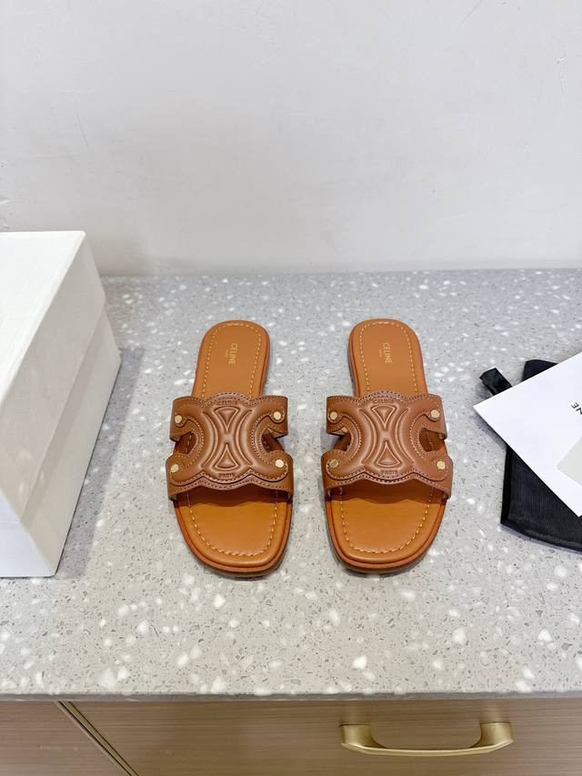 Celine 塞琳 25Ss春夏新款 复古 平底 拖鞋 凯旋门英伦风平底微标拖鞋 简约大气时髦 耐看不过时 是时尚圈永不退潮的经典所在，复古的英伦风格，让你穿出