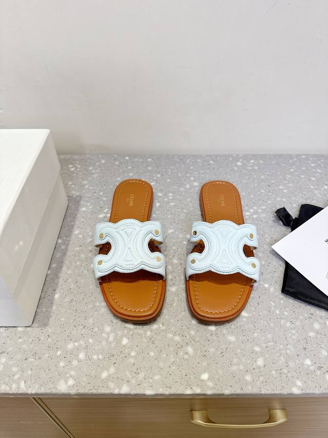 Celine 塞琳 25Ss春夏新款 复古 平底 拖鞋 凯旋门英伦风平底微标拖鞋 简约大气时髦 耐看不过时 是时尚圈永不退潮的经典所在，复古的英伦风格，让你穿出