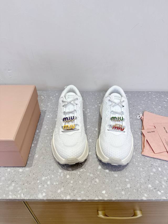 扣饰+45，下单备注 Miumiu缪缪 最新 复古 情侣款 厚底 飞织 休闲 运动鞋 原版购入开发 做货 这款充满个性的大胆技术面料运动鞋因其线条和动态鞋底而脱