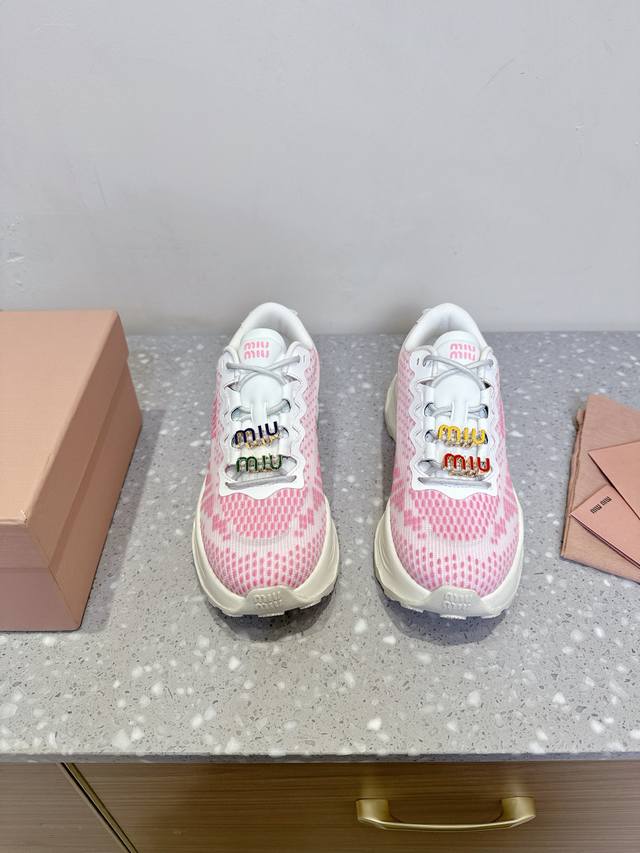 扣饰+45，下单备注 Miumiu缪缪 最新 复古 情侣款 厚底 飞织 休闲 运动鞋 原版购入开发 做货 这款充满个性的大胆技术面料运动鞋因其线条和动态鞋底而脱
