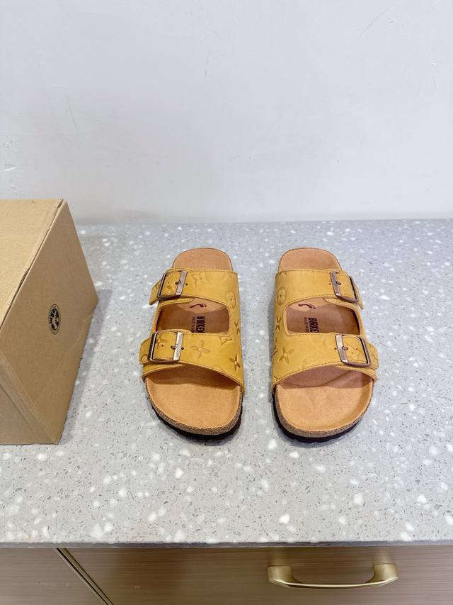 Louis Vuitton 联名 Lv 25Ss春夏新款 博肯 休闲 半拖 人体工程学设计符合脚形的脚床，软木材质穿着超级轻便舒适，楦形线条优美，做工精致，长时