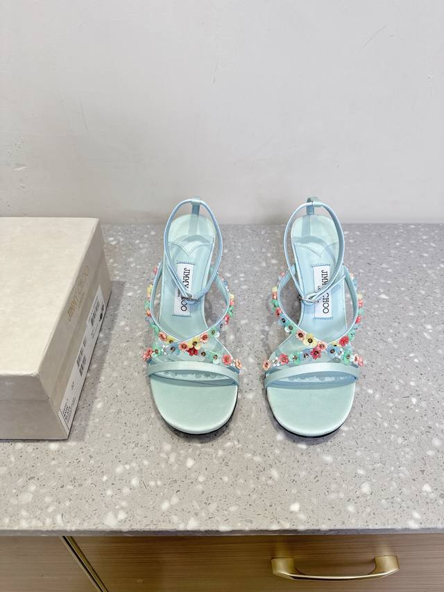 Jimmy Choo 吉米周 25Ss春夏新款 花朵 高跟 凉鞋 浅蓝 Jimmy Choo 高跟 系列经典之作 最近好多宝宝来到Collins Street店