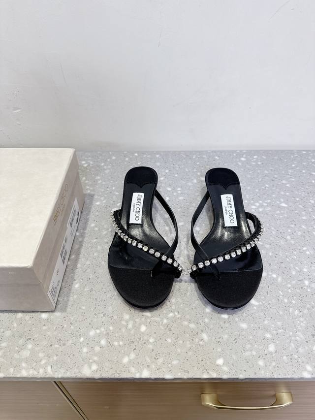 Jimmy Choo 吉米周 25Ss春夏新款 钻链 夹趾 猫跟 拖鞋 浅蓝 Jimmy Choo 猫跟 系列经典之作 最近好多宝宝来到Collins Stre
