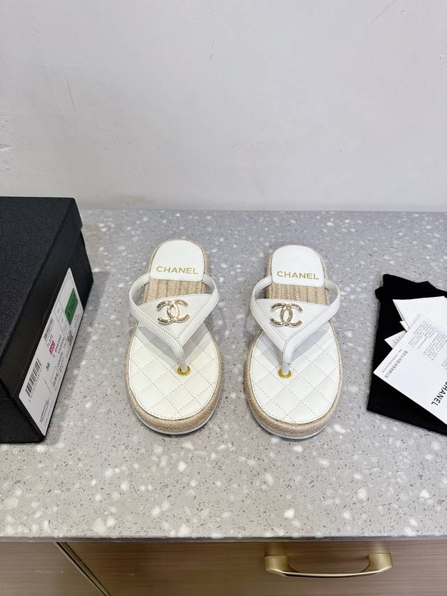 Chanel 香奈儿 25Ss春夏新款 夹脚 拖鞋 百搭显脚瘦气质款，颜值爆棚的一款拖鞋 任意搭配都很绝！懒人拖鞋值得推荐 鞋面：采用原版进口羊皮 内里垫脚：混