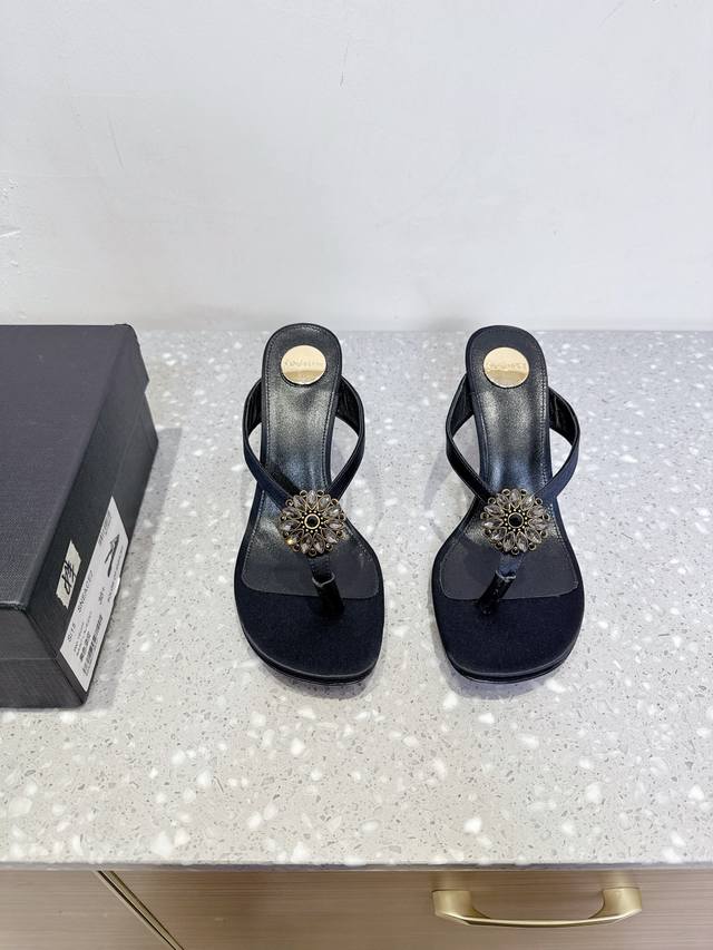 Saint Laurent 圣罗兰 25Ss春夏新款 高跟 夹趾 拖鞋 超多明星时尚博主种草 唯有Ysl最懂女人心不接受反驳超级无敌女人味神器 精雕细琢的型体楦