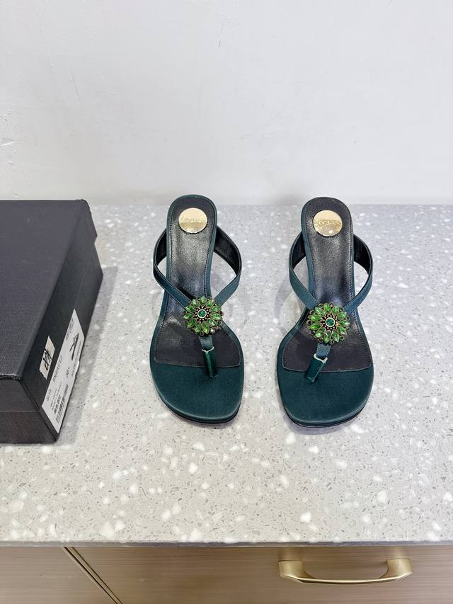 Saint Laurent 圣罗兰 25Ss春夏新款 高跟 夹趾 拖鞋 超多明星时尚博主种草 唯有Ysl最懂女人心不接受反驳超级无敌女人味神器 精雕细琢的型体楦