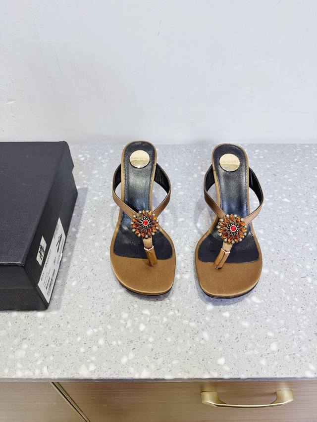 Saint Laurent 圣罗兰 25Ss春夏新款 高跟 夹趾 拖鞋 超多明星时尚博主种草 唯有Ysl最懂女人心不接受反驳超级无敌女人味神器 精雕细琢的型体楦