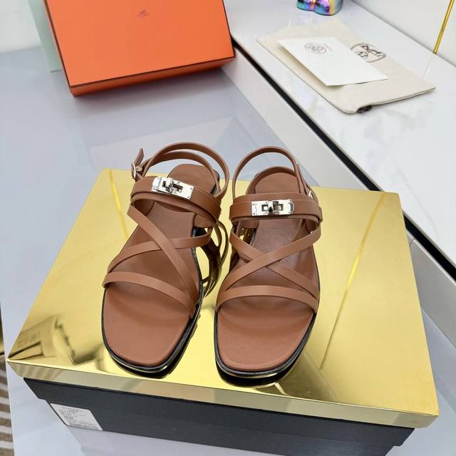 Hermes Kelly扣细带罗马 凉鞋 小牛皮凉鞋，搭配经典镀钯Kelly鞋扣和袢带。打造简约造型，可谓夏日良伴。 鞋面：小牛皮 内里：牛皮 鞋底：真皮大底