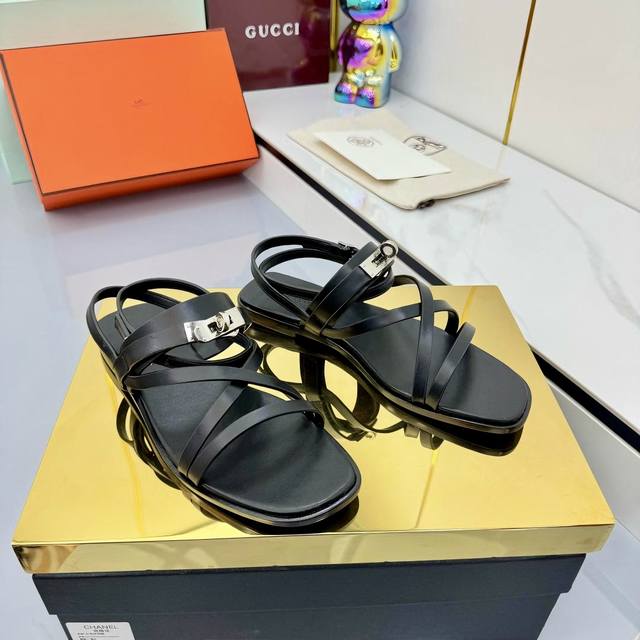 Hermes Kelly扣细带罗马 凉鞋 小牛皮凉鞋，搭配经典镀钯Kelly鞋扣和袢带。打造简约造型，可谓夏日良伴。 鞋面：小牛皮 内里：牛皮 鞋底：真皮大底