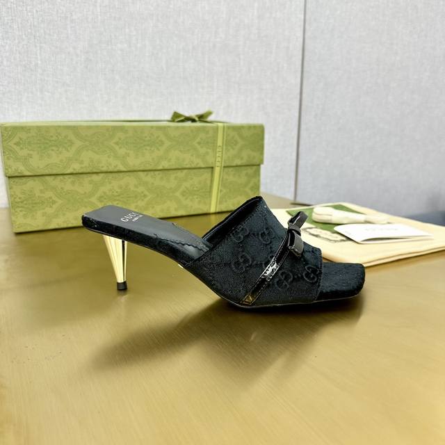 出厂价Pp Guccl 新款高跟凉拖鞋每个细节皆经过精心细致打造，采用别具一格的Gg天鹅绒搭配小蝴蝶结彰显出众魅力。焕新系列呼应近斯系列展现的格调，通过复古审美