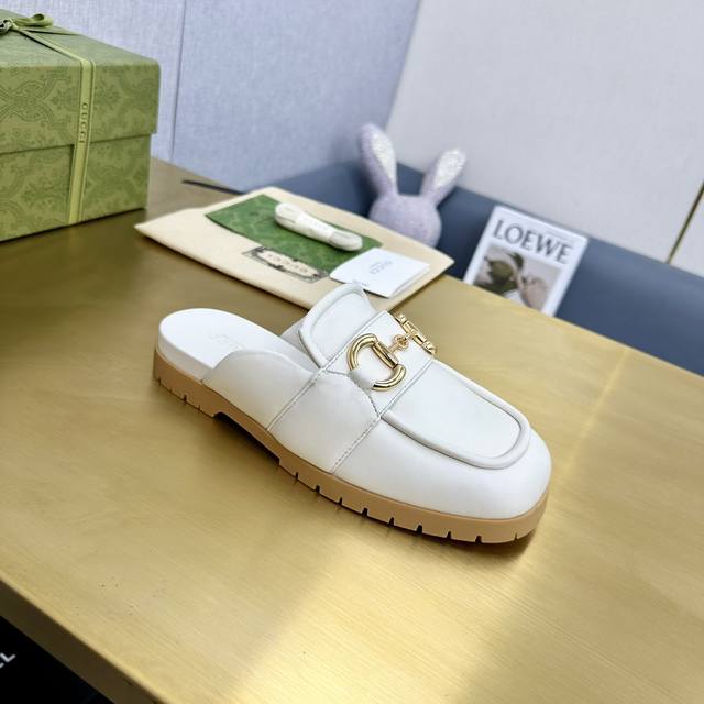皮面 真丝绒 古驰Gucci最新限量穆勒拖鞋 。顶级品质发售 购入正品开发 . 材质.工艺与原版一致. 脚感超舒服 鞋面：原版特殊超软服装皮 真丝压花布 内里：