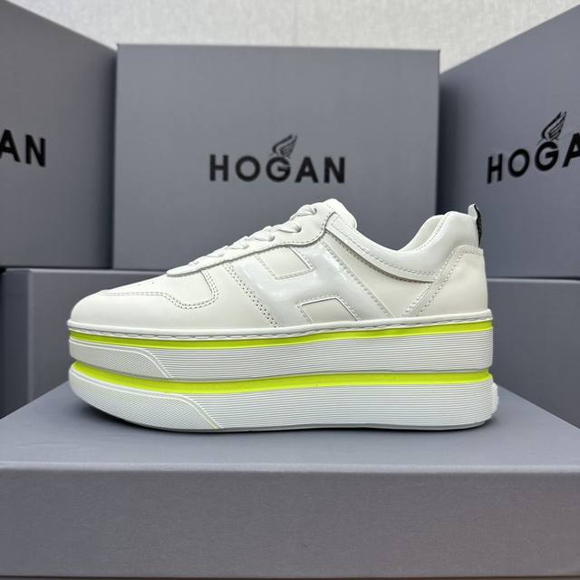 Hogan 双杠系列 展现盐甜少女感，穿搭双杠鞋，展露自信魅力 欧美明星的超级爆款，太多明星穿了！ 自诞生以来，其优雅而不拘谨.. 前卫而时髦的设计风格， 深受