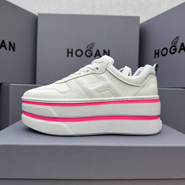Hogan 双杠系列 展现盐甜少女感，穿搭双杠鞋，展露自信魅力 欧美明星的超级爆款，太多明星穿了！ 自诞生以来，其优雅而不拘谨.. 前卫而时髦的设计风格， 深受