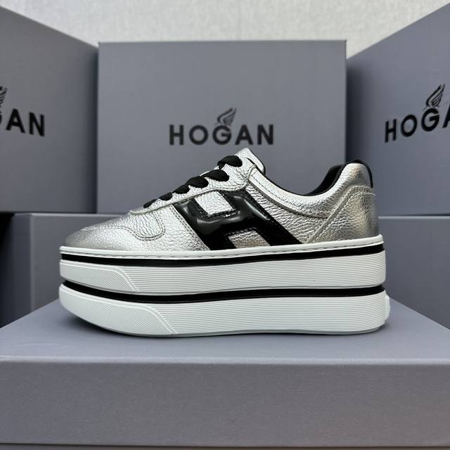 Hogan 双杠系列 展现盐甜少女感，穿搭双杠鞋，展露自信魅力 欧美明星的超级爆款，太多明星穿了！ 自诞生以来，其优雅而不拘谨.. 前卫而时髦的设计风格， 深受