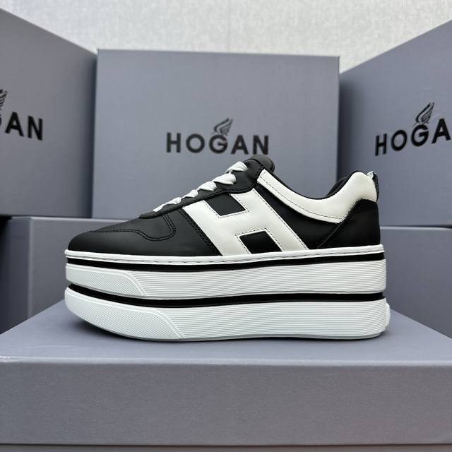 Hogan 双杠系列 展现盐甜少女感，穿搭双杠鞋，展露自信魅力 欧美明星的超级爆款，太多明星穿了！ 自诞生以来，其优雅而不拘谨.. 前卫而时髦的设计风格， 深受