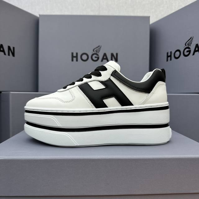 Hogan 双杠系列 展现盐甜少女感，穿搭双杠鞋，展露自信魅力 欧美明星的超级爆款，太多明星穿了！ 自诞生以来，其优雅而不拘谨.. 前卫而时髦的设计风格， 深受