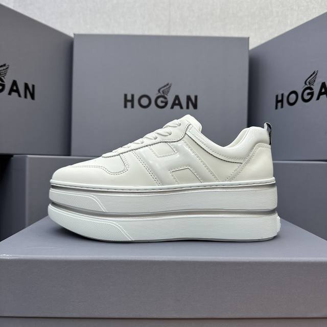 Hogan 双杠系列 展现盐甜少女感，穿搭双杠鞋，展露自信魅力 欧美明星的超级爆款，太多明星穿了！ 自诞生以来，其优雅而不拘谨.. 前卫而时髦的设计风格， 深受