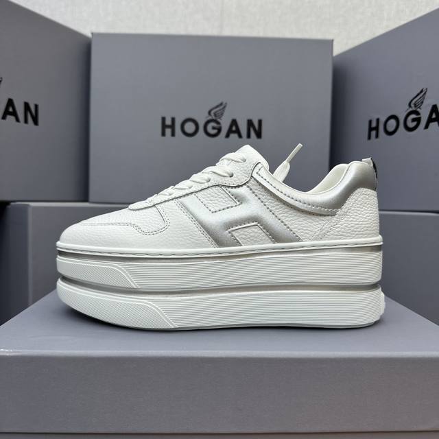 Hogan 双杠系列 展现盐甜少女感，穿搭双杠鞋，展露自信魅力 欧美明星的超级爆款，太多明星穿了！ 自诞生以来，其优雅而不拘谨.. 前卫而时髦的设计风格， 深受