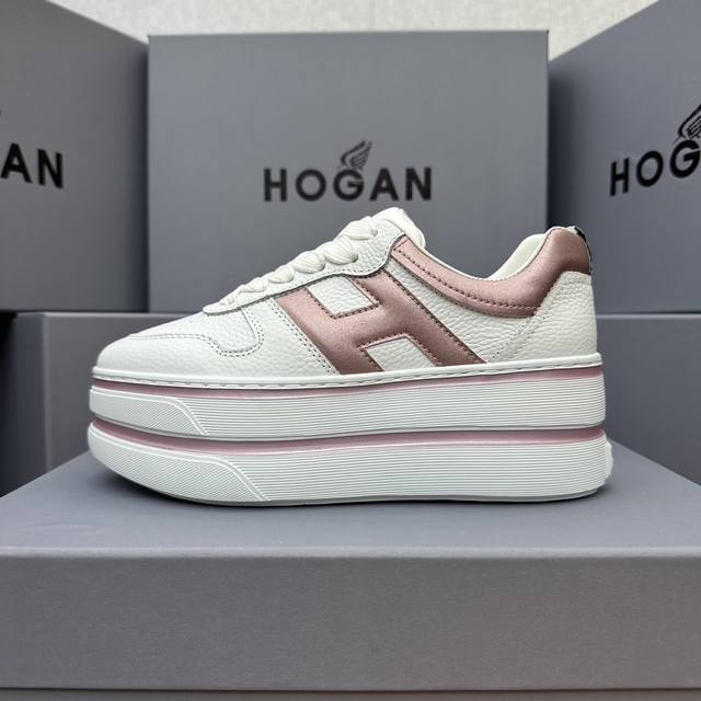 Hogan 双杠系列 展现盐甜少女感，穿搭双杠鞋，展露自信魅力 欧美明星的超级爆款，太多明星穿了！ 自诞生以来，其优雅而不拘谨.. 前卫而时髦的设计风格， 深受