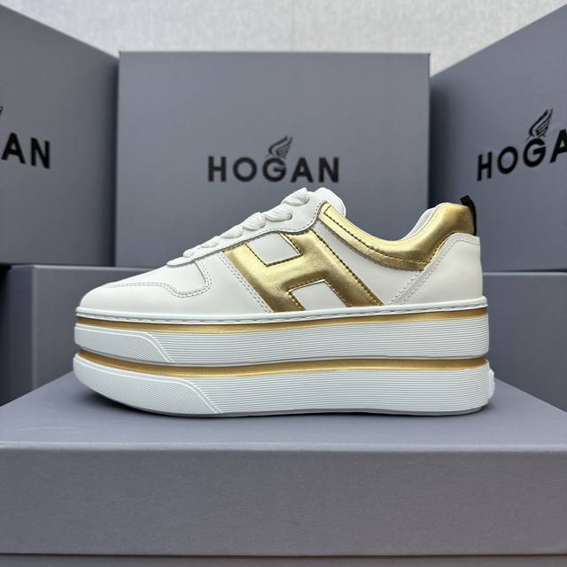 Hogan 双杠系列 展现盐甜少女感，穿搭双杠鞋，展露自信魅力 欧美明星的超级爆款，太多明星穿了！ 自诞生以来，其优雅而不拘谨.. 前卫而时髦的设计风格， 深受