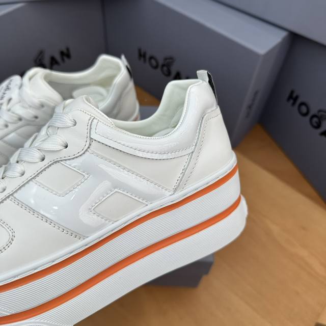 Hogan 双杠系列 独家 顶级版本！！！ 采用进口丝绸牛皮，内里采用牛皮里，超轻增高发泡底，纯手工绘漆，鞋垫特别软，超级舒服。 高度 : 5.5 鞋底+ 1.