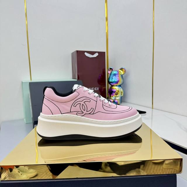 高品质！！！ Chanel香奈儿25A最新款厚底休闲运动鞋 专柜同步 专柜非常火爆 非常难买的一款鞋 全网最火的厚底休闲鞋 可想而知小香控不可错过的 颜值与舒适