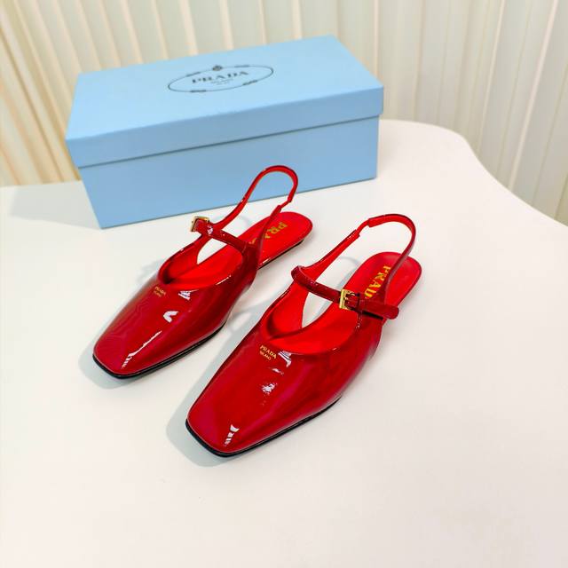 原版开发代购级 Prada 普拉达 25Ss 春夏新款 平跟方头后空凉鞋单鞋 简单的设计大概就是它最让人喜欢的点 不是烂大街的那种 很有自己的品牌个性 面料：进