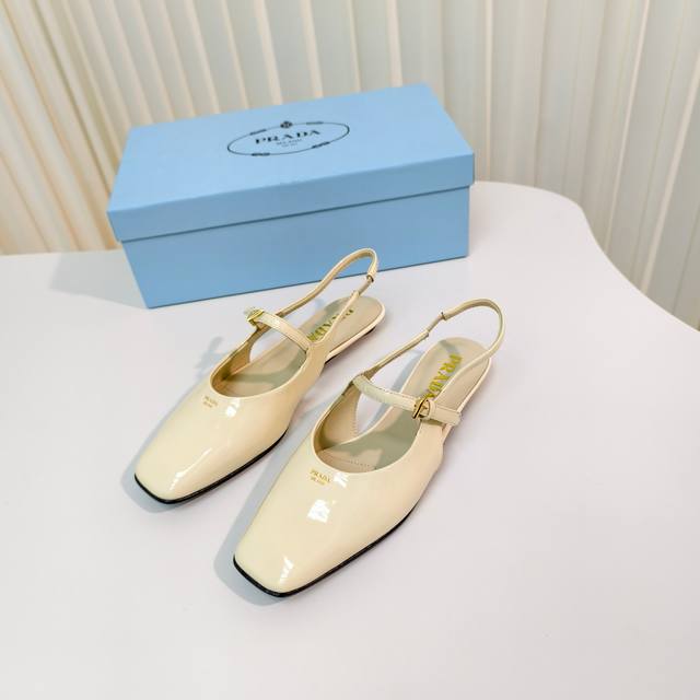 原版开发代购级 Prada 普拉达 25Ss 春夏新款 平跟方头后空凉鞋单鞋 简单的设计大概就是它最让人喜欢的点 不是烂大街的那种 很有自己的品牌个性 面料：进