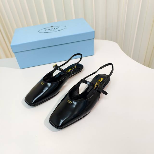 原版开发代购级 Prada 普拉达 25Ss 春夏新款 平跟方头后空凉鞋单鞋 简单的设计大概就是它最让人喜欢的点 不是烂大街的那种 很有自己的品牌个性 面料：进