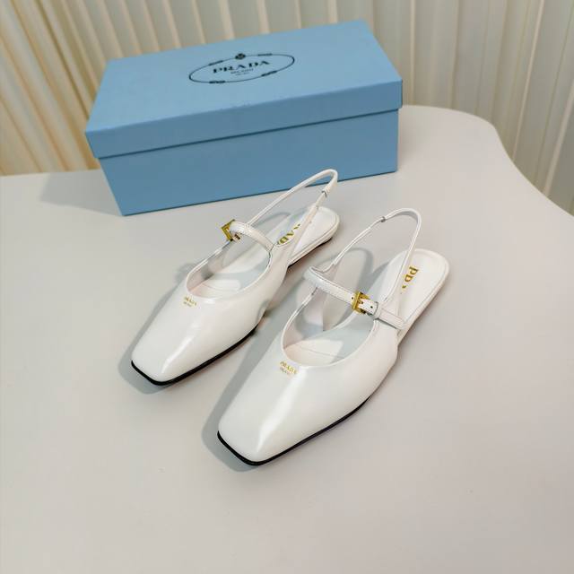 原版开发代购级 Prada 普拉达 25Ss 春夏新款 平跟方头后空凉鞋单鞋 简单的设计大概就是它最让人喜欢的点 不是烂大街的那种 很有自己的品牌个性 面料：进
