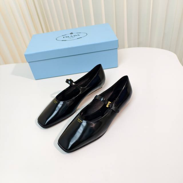 原版开发代购级 Prada 普拉达 25Ss 春夏新款 平跟方头玛丽珍单鞋 简单的设计大概就是它最让人喜欢的点 不是烂大街的那种 很有自己的品牌个性 面料：进口