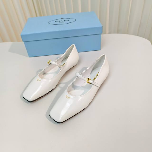 原版开发代购级 Prada 普拉达 25Ss 春夏新款 平跟方头玛丽珍单鞋 简单的设计大概就是它最让人喜欢的点 不是烂大街的那种 很有自己的品牌个性 面料：进口