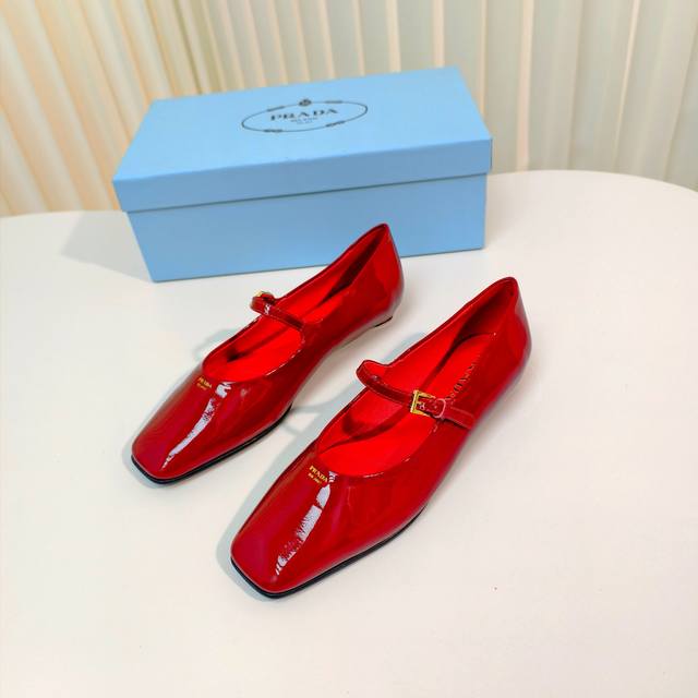 原版开发代购级 Prada 普拉达 25Ss 春夏新款 平跟方头玛丽珍单鞋 简单的设计大概就是它最让人喜欢的点 不是烂大街的那种 很有自己的品牌个性 面料：进口