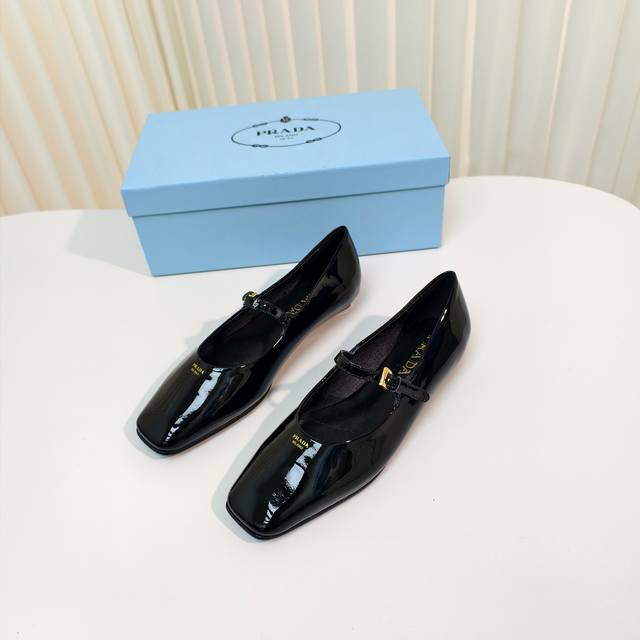 原版开发代购级 Prada 普拉达 25Ss 春夏新款 平跟方头玛丽珍单鞋 简单的设计大概就是它最让人喜欢的点 不是烂大街的那种 很有自己的品牌个性 面料：进口