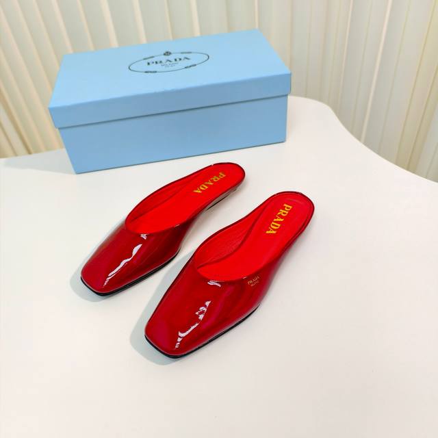 原版开发代购级 Prada 普拉达 25Ss 春夏新款 平跟方头后空半拖 简单的设计大概就是它最让人喜欢的点 不是烂大街的那种 很有自己的品牌个性 面料：进口小