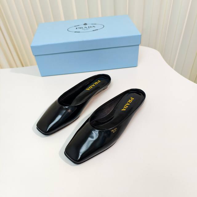 原版开发代购级 Prada 普拉达 25Ss 春夏新款 平跟方头后空半拖 简单的设计大概就是它最让人喜欢的点 不是烂大街的那种 很有自己的品牌个性 面料：进口小