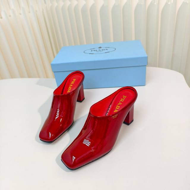 原版开发代购级后空凉鞋 Prada 普拉达 25Ss 春夏新款 粗跟 方头 高跟 半拖 简单的设计大概就是它最让人喜欢的点 不是烂大街的那种 很有自己的品牌个性