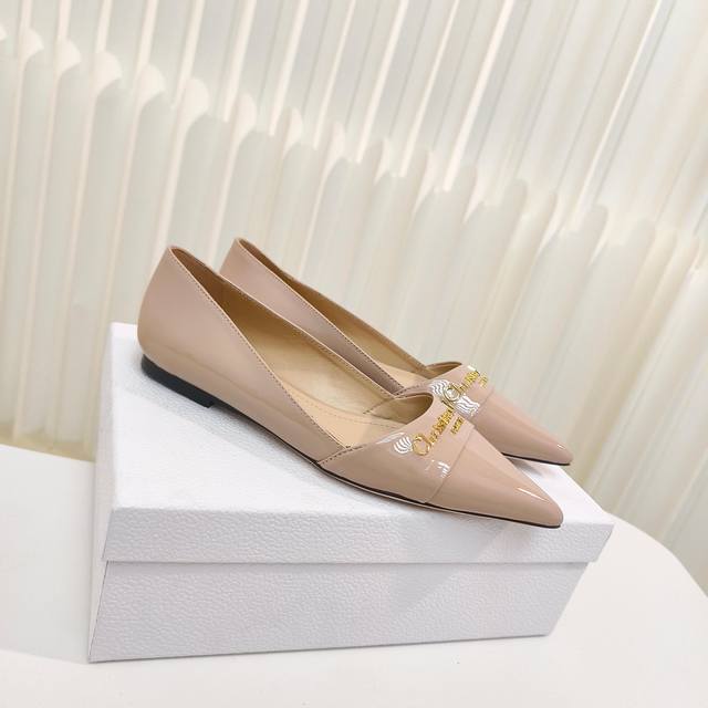 出厂价Pp Dior 2025迪奥春夏尖头平跟单鞋 鞋面采用进口牛漆皮全手工制作，配品牌经典Logo加以修饰，尖头设计更有淑女优雅之风，简直单鞋系列高跟鞋Dio