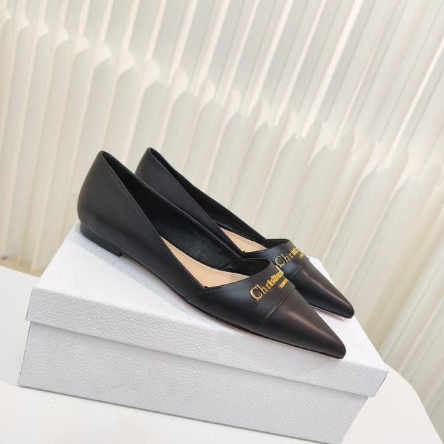 出厂价Pp Dior 2025迪奥春夏尖头平跟单鞋 鞋面采用进口牛漆皮全手工制作，配品牌经典Logo加以修饰，尖头设计更有淑女优雅之风，简直单鞋系列高跟鞋Dio