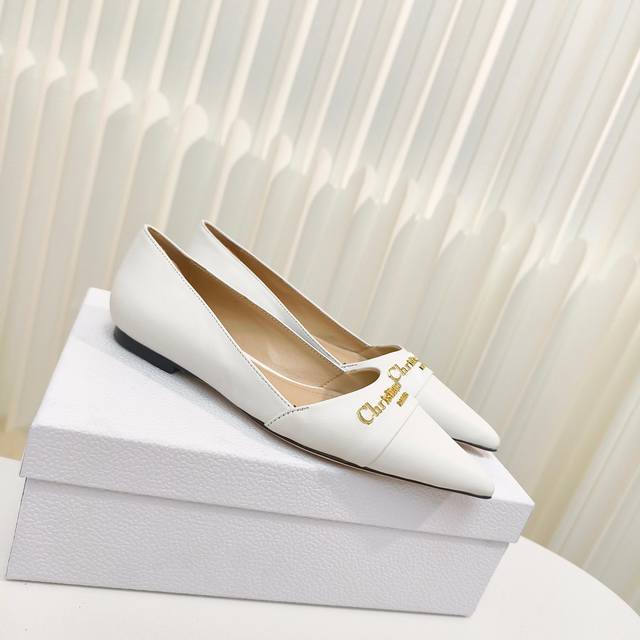 出厂价Pp Dior 2025迪奥春夏尖头平跟单鞋 鞋面采用进口牛漆皮全手工制作，配品牌经典Logo加以修饰，尖头设计更有淑女优雅之风，简直单鞋系列高跟鞋Dio