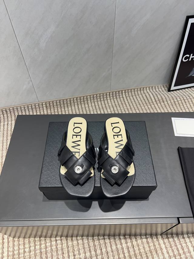 出厂： 独家顶级版本 Loew*罗*意威25Vs 春夏最新爆款系列 交叉带夹趾平底凉拖 25年意大利顶级设计师，最新元素鞋跟设 计，好看到仙女落泪，情人节限定款