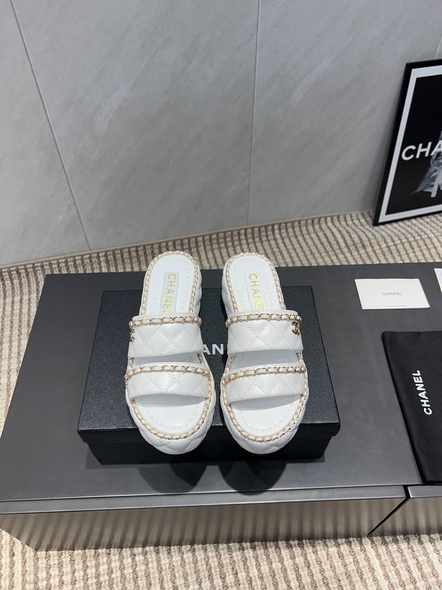出厂： 独家顶级版本 Chane*L小香2025Vs爆款凉鞋系列 链条电绣厚底凉拖 定制皮面、颜色、定制独特的穿皮条复杂工艺、米兰走秀主推款，超火爆. 高级手工