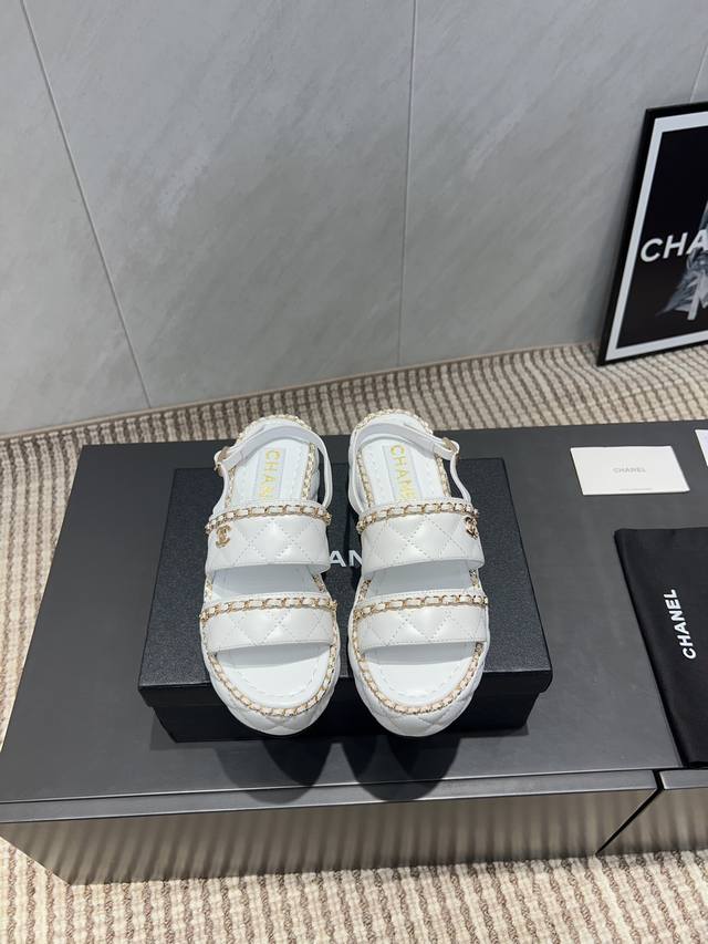 出厂： 独家顶级版本 Chane*L小香2025Vs爆款凉鞋系列 链条电绣厚底凉鞋 定制皮面、颜色、定制独特的穿皮条复杂工艺、米兰走秀主推款，超火爆. 高级手工