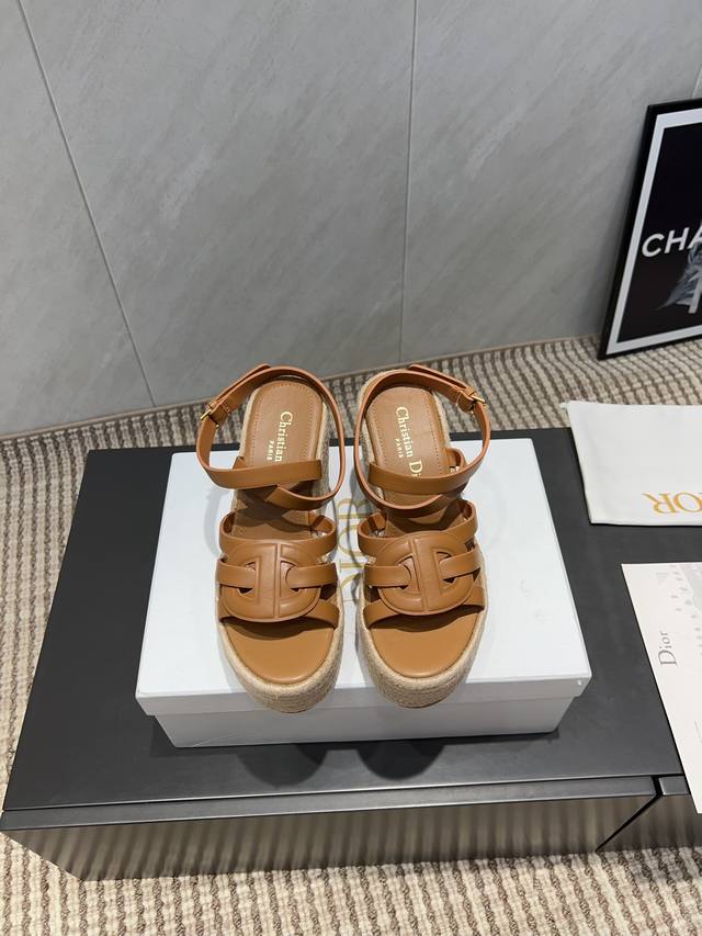 出厂: 独家顶级版本 Dior 迪奥 25Ss 夏季高版本新款凉鞋. 松糕厚底麻绳凉鞋 简约超级百搭. 上脚完美奢华可任意搭配春夏服饰. 脚感更是舒适！材质原版