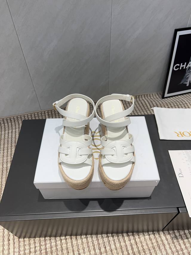 出厂: 独家顶级版本 Dior 迪奥 25Ss 夏季高版本新款凉鞋. 松糕厚底麻绳凉鞋 简约超级百搭. 上脚完美奢华可任意搭配春夏服饰. 脚感更是舒适！材质原版