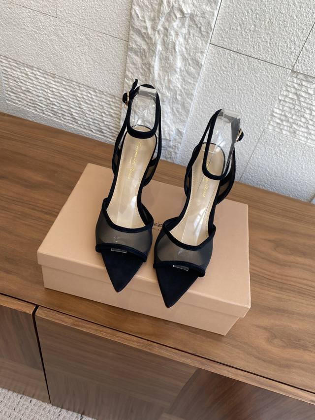 顶级版本: Gianvito Rossi 25Ss 夏季新款 尖头 纱网细高跟 凉鞋 Gianvito Rossi 意大利制鞋世家， 甄选柔软的皮革、绒面革和小