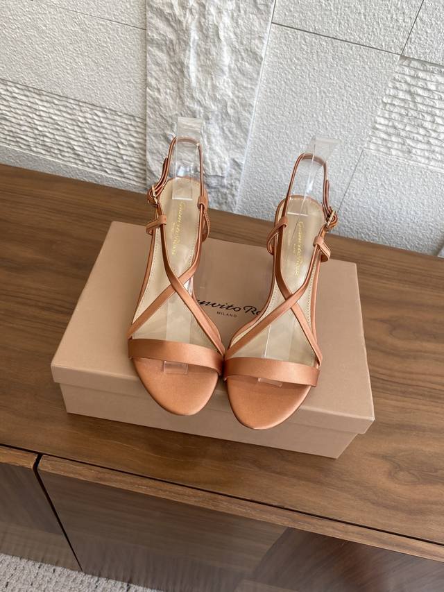 顶级版本: Gianvito Rossi 25Ss 夏季新款 露趾 一字带 交叉后带 高跟 凉鞋 Gianvito Rossi 意大利制鞋世家， 甄选柔软的皮革